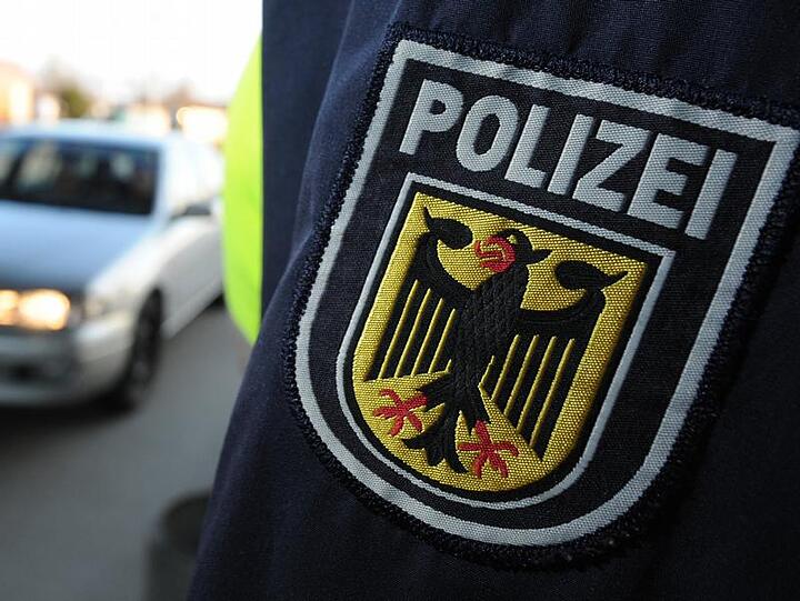 Wenige Tage zuvor hatten Beamte auf einem Autobahnparkplatz bereits ein mit drei Afghanen besetztes Auto gestoppt.