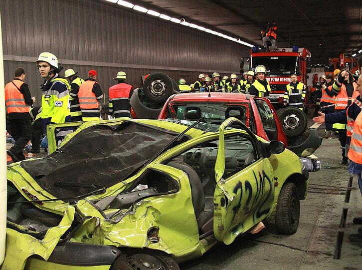 Ein schwerer Autounfall im Tunnel, klaffende Wunden, schreiende Verletzte: Rettungskräfte haben den Ernstfall im Richard-Strauss-Tunnel geprobt. Die AZ war dabei und hat den großen Übungseinsatz verfolgt.