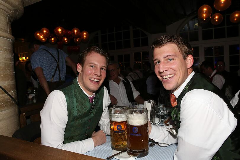 Auch dieses Jahr feierten 2.000 Gäste am Auftakt-Abend der Nacht der Tracht in Dirndl und Lederhosn ein rauschendes Fest im Löwenbräukeller! Bereits zum 12. Mal zapften die Veranstalter Wiesnwirt Christian Schottenhamel und Eventmanager Philip Greffenius beim traditionellen Anstich der Nacht der Tracht das erste Fass gekonnt mit nur zwei Schlägen an, und freuten sich über die gute Stimmung im Festsaal. Die Bilder!