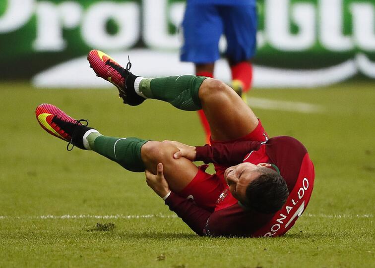 Das Ronaldo-Drama: Auf und Ab des portugiesischen Superstars im EM-Finale gegen Gastgeber Frankreich. Die einmaligen Bilder von Ronaldo, der von der tragischen Figur zum weltbesten Co-Trainer mutierte und dann zum großen Triumphator wurde.