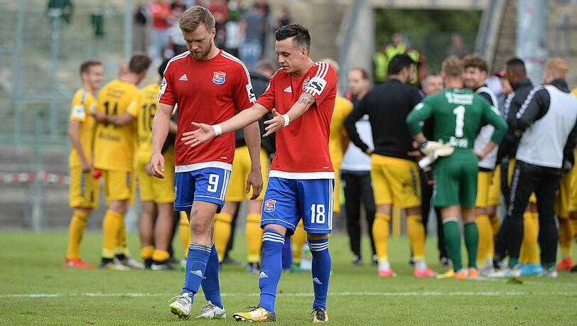 Ungewohntes Bild: Die Untarhachinger (Stefan Hain und Thomas Steinherr) verlassen als Verlierer den heimischen Sportpark. Ungewohntes Bild: Die Untarhachinger (Stefan Hain und Thomas Steinherr) verlassen als Verlierer den heimischen Sportpark.