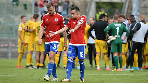 Ungewohntes Bild: Die Untarhachinger (Stefan Hain und Thomas Steinherr) verlassen als Verlierer den heimischen Sportpark.