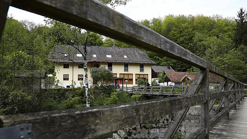 In dieser Pension lagen die Leichen des 53-jährigen Mannes und der 33-jährigen Frau in einem Gästezimmer in einem Bett, die tote 30-Jährige lag auf dem Boden.