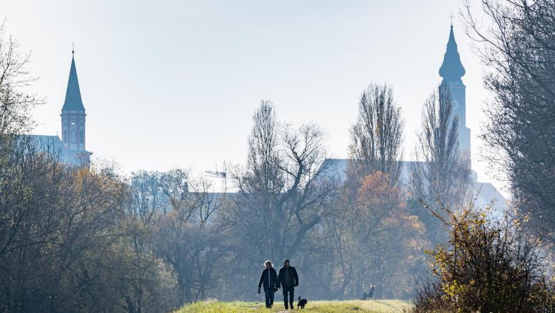 Spaziergänger sind auf einem Donaudamm in Straubing unterwegs. Foto: Armin Weigel/dpa/Archivbild Spaziergänger sind auf einem Donaudamm in Straubing unterwegs. Foto: Armin Weigel/dpa/Archivbild