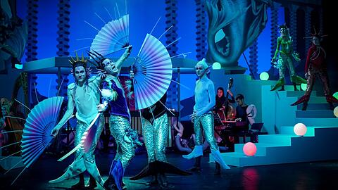 Im Glitzer der Schuppen - eine Szene aus der Romcom "Alles ist aus, aber wir haben ja uns (Unterwasser)" mit dem Ensemble des Münchner Volkstheaters.