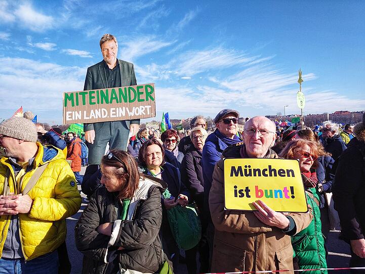 Auch Robert Habeck war vor Ort, wenn auch nur als fast lebensgroße Pappfigur.