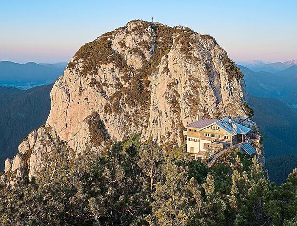 Der Buchstein und die Tegernseer Hütte im Abendlicht.