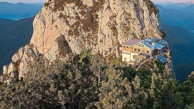 Der Buchstein und die Tegernseer Hütte im Abendlicht. Der Buchstein und die Tegernseer Hütte im Abendlicht.
