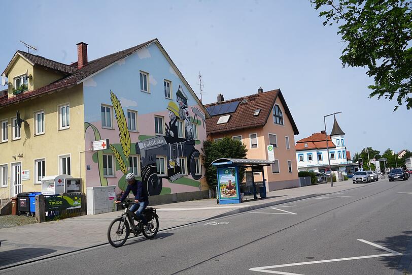 Die Bushaltestelle am alten Truderinger Rathaus ist barrierefrei. Auf der Straße gibts eine Radl-Markierung. Die Bushaltestelle am alten Truderinger Rathaus ist barrierefrei. Auf der Straße gibts eine Radl-Markierung.