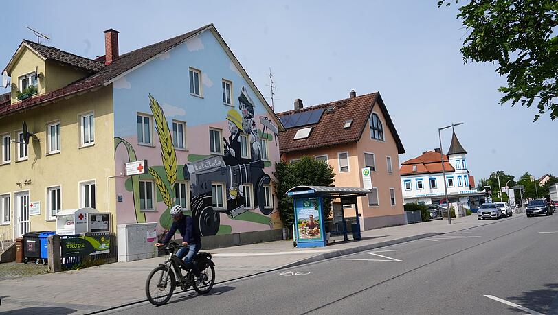 Die Bushaltestelle am alten Truderinger Rathaus ist barrierefrei. Auf der Straße gibts eine Radl-Markierung. Die Bushaltestelle am alten Truderinger Rathaus ist barrierefrei. Auf der Straße gibts eine Radl-Markierung.