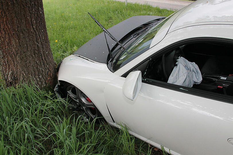 Dem Baum fehlt kaum was, nur etwas Rinde ist abgeschürft - der 85.000 Euro teure Cayman S von Porsche ist dagegen schwer beschädigt. Vermutlich durch einen Fahrfehler und durch Nässe auf der Fahrbahn fuhr ein Mann seinen Porsche Cayman S zwischen Ampfing und Waldkraiburg direkt am Kino gegen einen Baum.