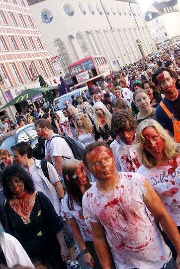 Die neue Staffel von "The Walking Dead" startet demnächst wieder bei FOX. Fans dieser Thriller- Reihe aus aller Welt feiern das auf sehr spekakuläre Art und Weise: Mit einem Zombiewalk. Übel zugerichtet und mit Kunstblut übersät erschrecken gut 700 Fans die Münchner am Karlsplatz Stachus. Die schrägsten Bilder.