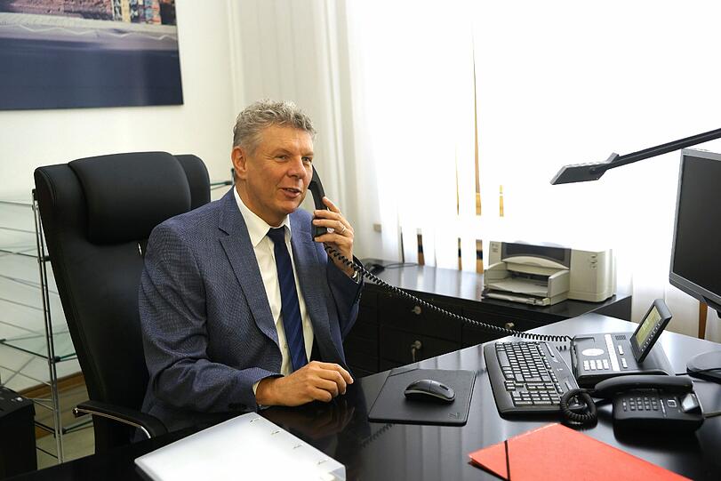 Münchens neuer Oberbürgermeister Dieter Reiter (SPD) an seinem ersten Arbeitstag im neuen Amtszimmer.