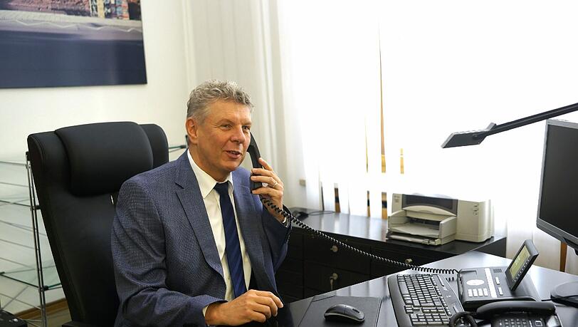 Münchens neuer Oberbürgermeister Dieter Reiter (SPD) an seinem ersten Arbeitstag im neuen Amtszimmer. Münchens neuer Oberbürgermeister Dieter Reiter (SPD) an seinem ersten Arbeitstag im neuen Amtszimmer.