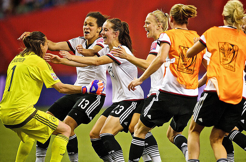 Jaaaaaa! - Die Mitspielerinnen stürmen auf Nadine Angerer zu. Deutschland steht nach einem Elfmerterkrimi im WM-Halbfinale.