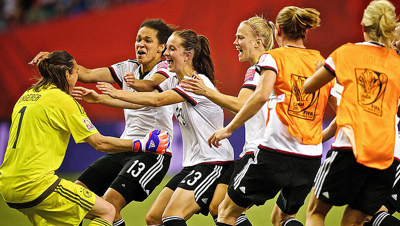 Jaaaaaa! - Die Mitspielerinnen stürmen auf Nadine Angerer zu. Deutschland steht nach einem Elfmerterkrimi im WM-Halbfinale. Jaaaaaa! - Die Mitspielerinnen stürmen auf Nadine Angerer zu. Deutschland steht nach einem Elfmerterkrimi im WM-Halbfinale.
