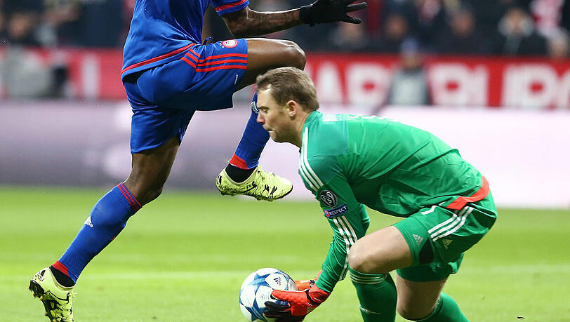 Manuel Neuer: Note 3. Solche Abende &ndash; wie langweilig müssen sie für den Torhüter sein. Wurde einmal von Piräus&rsquo; Elabdellaoui angerempelt und als es wirklich bedrohlich wurde, foulte Badstuber Neuers mögliche Parade weg.