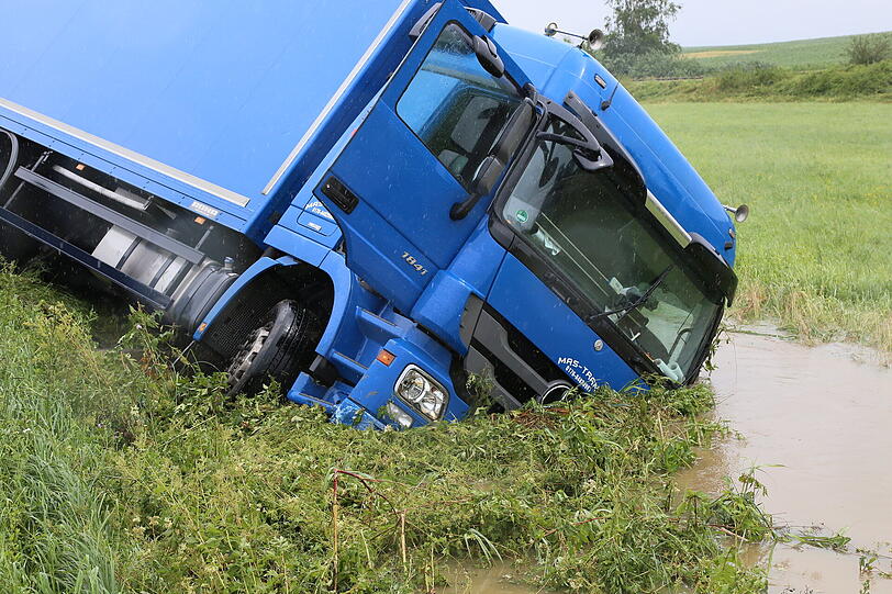 Ein Lkw kommt ins Schleudern und landet im Straßengraben. Die Bilder vom Unfallort.