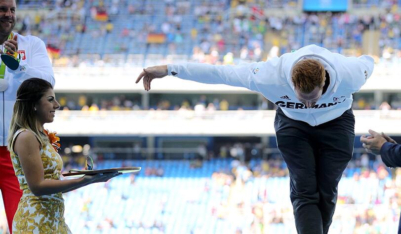 Mächtig Wirbel gab's um den Auftritt von Christoph Harting bei der Siegerehrung der Olympischen Spiele in Rio. Trotz Goldmedaille kam das Getänzel und die pathetische Verbeugung während die Nationalhymne gespielt wurde nicht bei allen Fans gut an.