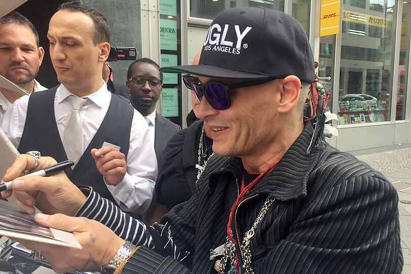 Johnny Depp wirkt ausgemergelt und blass, als er in Berlin ankommt.