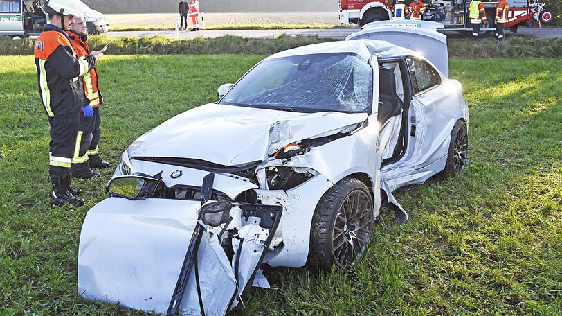 Der BMW kam von der Straße ab, prallte gegen einen Baum und landete schließlich auf einer Wiese. Die Einsatzkräfte konnten nur noch den Tod des Fahrers feststellen.
