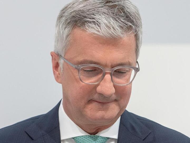 Der damalige Vorstandsvorsitzende der Audi AG, Rupert Stadler, sitzt vor der Hauptversammlung der Audi AG auf dem Podium. Foto: Armin Weigel/dpa/Archivbild