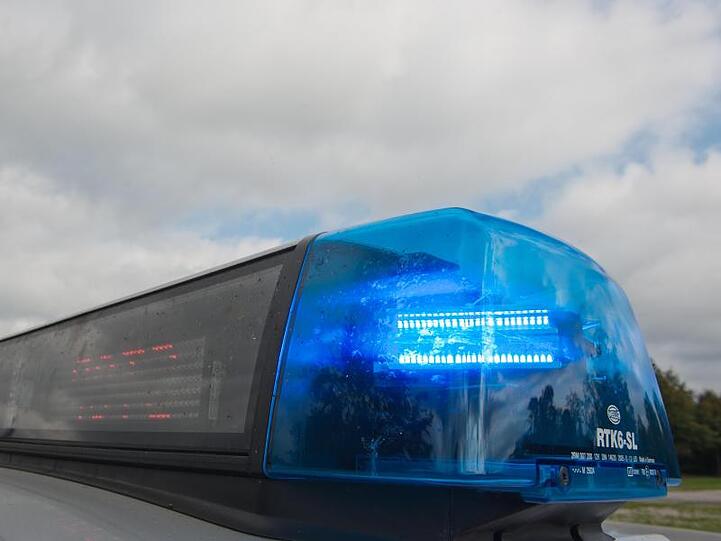Ein Blaulicht leuchtet auf einem Polizeifahrzeug. Foto: Armin Weigel/dpa/Symbolbild
