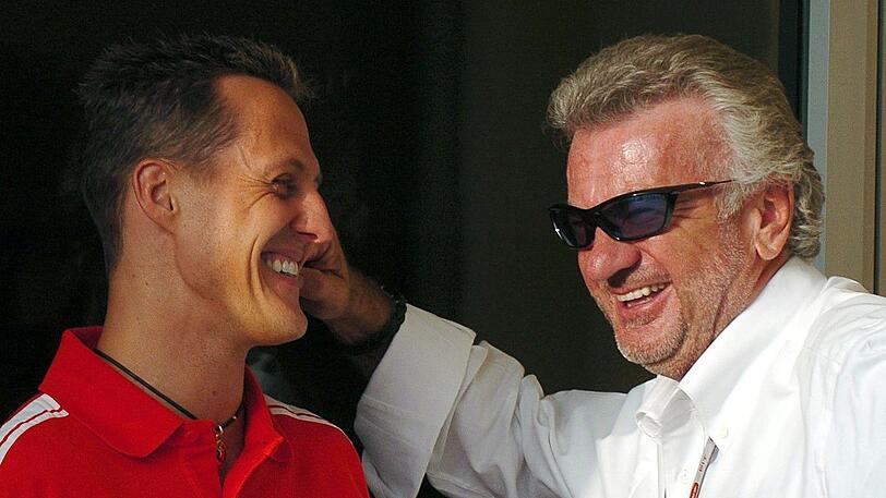 Michael Schumacher und Willi Weber an der Formel-1-Rennstrecke von Bahrain im April 2004.