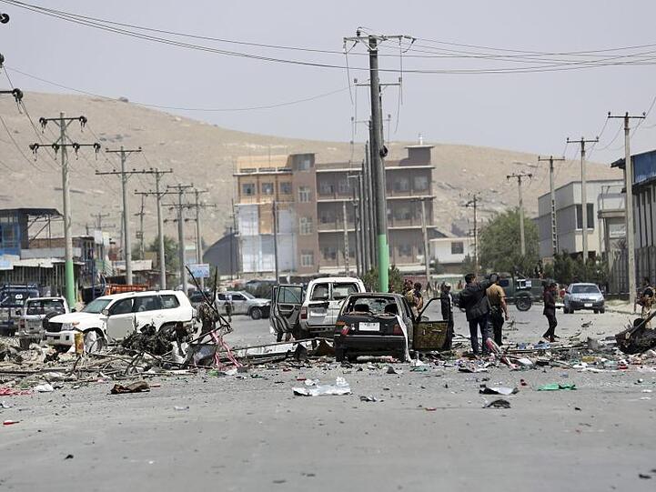 Nach Angaben des Innenministeriums von Afghanistan hatte erst ein Selbstmordattentäter auf einem Motorrad im Osten der Stadt einen Bus mit Mitarbeitern des Bergbauministeriums angegriffen.