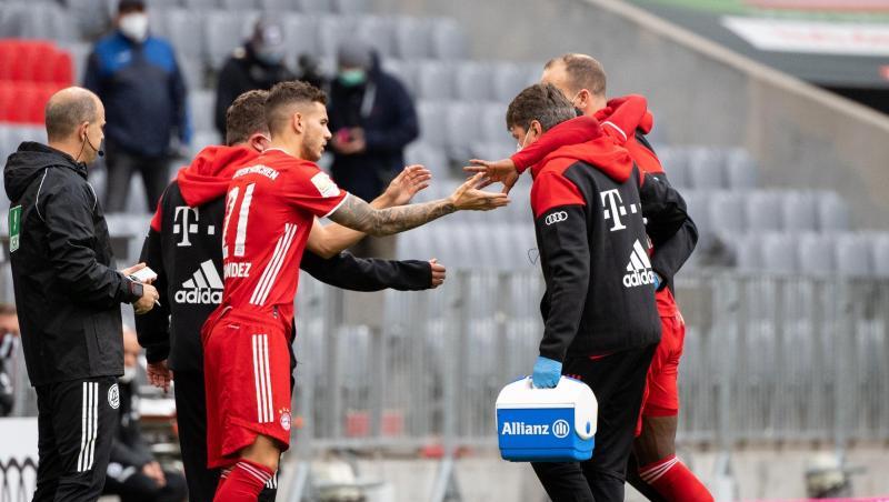 Alphonso Davies (r, verdeckt) wird verletzungsbedingt ausgewechselt.