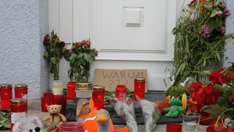 Kerzen, Blumen und Stofftiere erinnern vor dem Haus in Ludwigshafen an die Opfer des Familiendramas. Kerzen, Blumen und Stofftiere erinnern vor dem Haus in Ludwigshafen an die Opfer des Familiendramas.