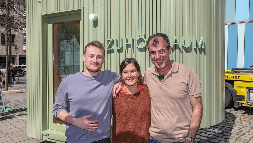 Patrick Vieler, Sonja Spitzenberger und Michael Spitzenberger werden Montag bis Freitag, von 12 bis 18 Uhr im Zuhörraum sitzen, um mit Münchnern über ihre Sorgen und Nöte zu sprechen - kostenfrei und unverbindlich. Mehr Info zum Projekt auch unter www.momohoertzu.de