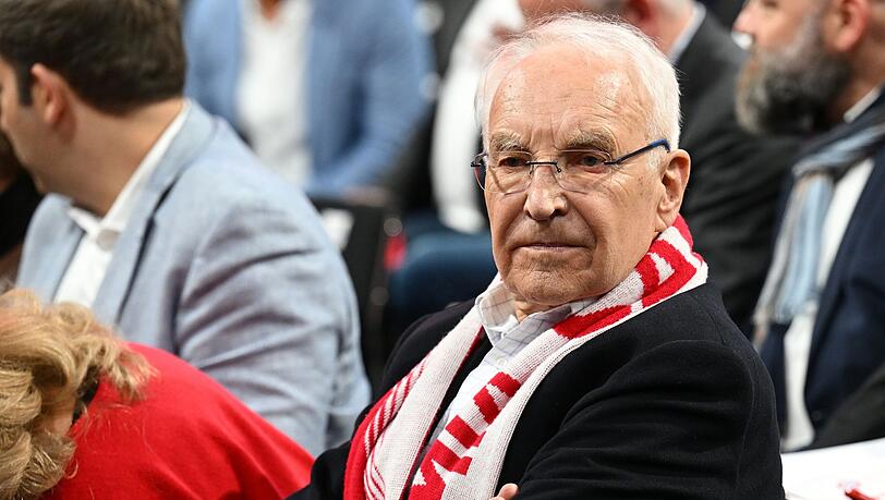 Der ehemalige bayerische Ministerpräsident und Mitglied Edmund Stoiber verfolgt die Jahreshauptversammlung.