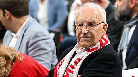 Der ehemalige bayerische Ministerpräsident und Mitglied Edmund Stoiber verfolgt die Jahreshauptversammlung.