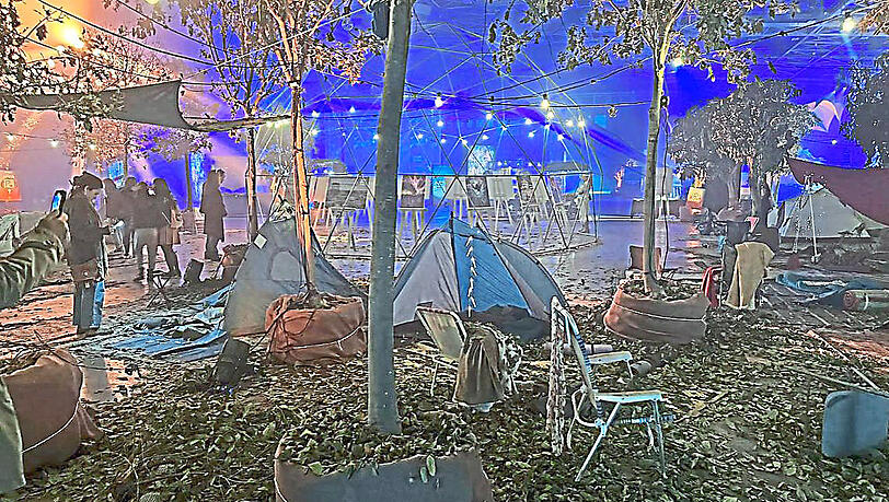 Campingstühle, Zelte, Tücher und Decken: Was zunächst an eine Outdoor-Messe erinnert, sind die Habseligkeiten der getöteten Festival-Besucher. Campingstühle, Zelte, Tücher und Decken: Was zunächst an eine Outdoor-Messe erinnert, sind die Habseligkeiten der getöteten Festival-Besucher.