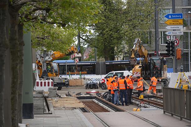 An der Tramhaltestelle Romanplatz der 12er, 16er und 17er-Tram werden Weichen und Kreuzungen für die Tram-Westtangente gelegt. An der Tramhaltestelle Romanplatz der 12er, 16er und 17er-Tram werden Weichen und Kreuzungen für die Tram-Westtangente gelegt.