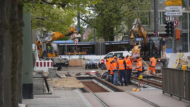 An der Tramhaltestelle Romanplatz der 12er, 16er und 17er-Tram werden Weichen und Kreuzungen für die Tram-Westtangente gelegt.