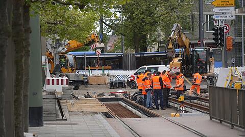 An der Tramhaltestelle Romanplatz der 12er, 16er und 17er-Tram werden Weichen und Kreuzungen für die Tram-Westtangente gelegt.