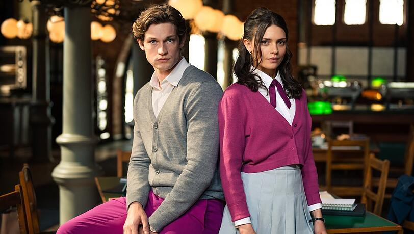 Damian Hardung und Harriet Herbig-Matten drehen für die zweite Staffel von "Maxton Hall". Damian Hardung und Harriet Herbig-Matten drehen für die zweite Staffel von "Maxton Hall".