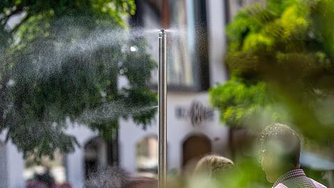 In Straubing wird an heißen Tagen feiner Wassernebel in der Innenstadt versprüht. (Archivbild)