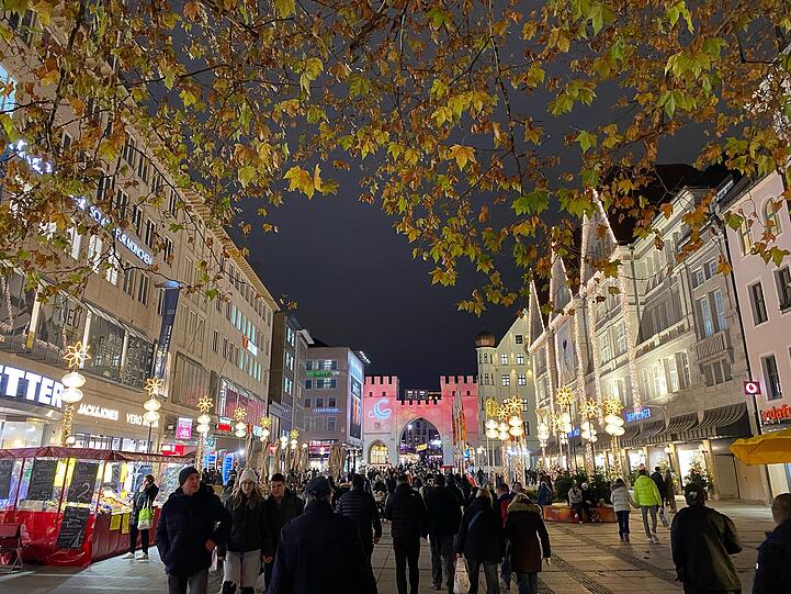 Die adventliche Münchner Fußgängerzone am Montagabend, mit rosa angestrahltem Karlstor. Die adventliche Münchner Fußgängerzone am Montagabend, mit rosa angestrahltem Karlstor.
