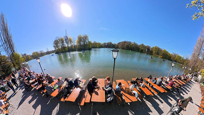 Im Biergarten am Kleinhesseloher See im Englischen Garten oder an der Isar scheint die Sonne fast immer hin. Zwischen H&auml;userzeilen ist das anders. Eine M&uuml;nchner App zeigt an, welche Pl&auml;tze in der Gastronomie gerade in der Sonne liegen und welche im Schatten.