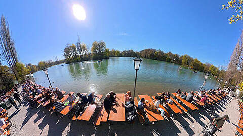 Im Biergarten am Kleinhesseloher See im Englischen Garten oder an der Isar scheint die Sonne fast immer hin. Zwischen H&auml;userzeilen ist das anders. Eine M&uuml;nchner App zeigt an, welche Pl&auml;tze in der Gastronomie gerade in der Sonne liegen und welche im Schatten.