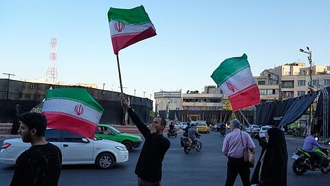 Die iranische F&uuml;hrung feiert das Rahmenabkommen aber f&uuml;r die Menschen im Land herrscht Ungewissheit, ob sich ihre Lage damit bessert.