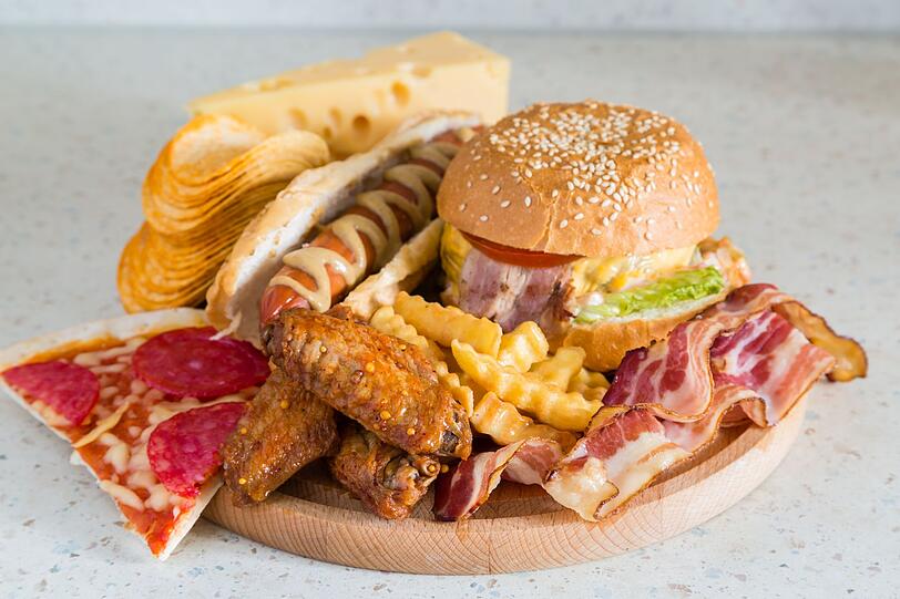 Wir alle kennen das: Nach einer stressigen Arbeitswoche gel&uuml;stet es uns hin und wieder nach einem ungesunden Burger und einer noch unges&uuml;nderen Portion Fritten. Das ist auch in Ordnung, solange es bei dem einen bleibt. Doch sobald Sie die Ausnahme mit anderen "Ern&auml;hrungsfallen" kombinieren, wird es langfristig bedenklich f&uuml;r Ihre Gesundheit. Die Galerie verr&auml;t, worauf Sie achten sollten.