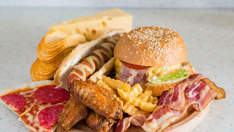 Wir alle kennen das: Nach einer stressigen Arbeitswoche gelüstet es uns hin und wieder nach einem ungesunden Burger und einer noch ungesünderen Portion Fritten. Das ist auch in Ordnung, solange es bei dem einen bleibt. Doch sobald Sie die Ausnahme mit anderen "Ernährungsfallen" kombinieren, wird es langfristig bedenklich für Ihre Gesundheit. Die Galerie verrät, worauf Sie achten sollten. Wir alle kennen das: Nach einer stressigen Arbeitswoche gelüstet es uns hin und wieder nach einem ungesunden Burger und einer noch ungesünderen Portion Fritten. Das ist auch in Ordnung, solange es bei dem einen bleibt. Doch sobald Sie die Ausnahme mit anderen "Ernährungsfallen" kombinieren, wird es langfristig bedenklich für Ihre Gesundheit. Die Galerie verrät, worauf Sie achten sollten.