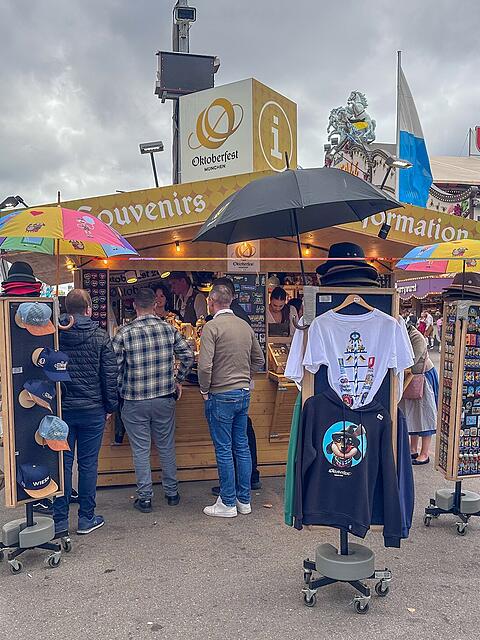 Hier bekam man die B&auml;nder bis vor Kurzem noch kostenlos auf der Wiesn ausgeh&auml;ndigt: an den Info-Standln der Stadt. Jetzt sind sie vergriffen.