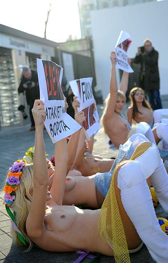 Oben ohne protestieren Frauen der Organisation FEMEN in Kiew gegen Prostitution - die ihrer Meinung nach zur Fußball-EM rapide zunehmen wird.