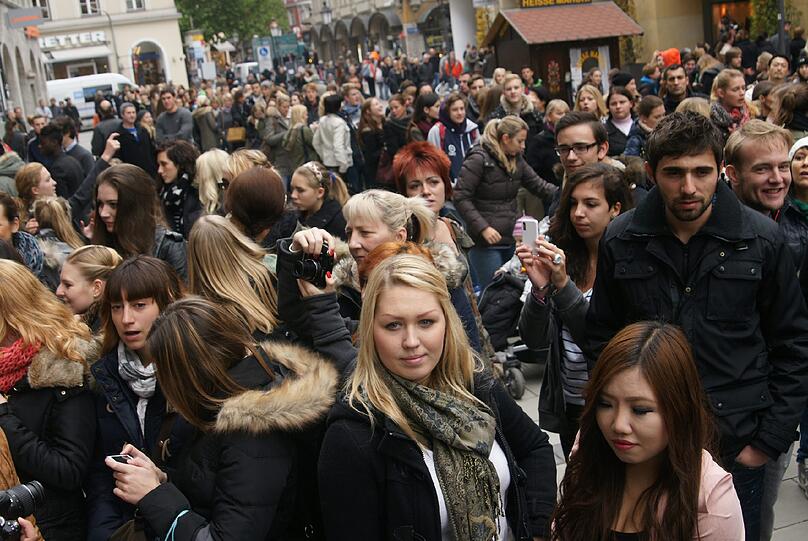 Alle wollen rein in den neuen Flagship-Store von Abercrombie & Fitch, der am Donnerstag um Punkt elf Uhr seine Tore für die Münchner öffnete.