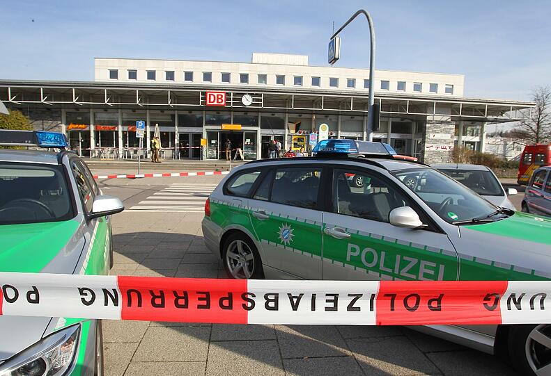 Allgäu: Nach Schüssen auf Polizisten in einem Zug wurde der Bahnhof von Kempten abgeriegelt. Jetzt sind neue Details zum Ablauf der Schießerei bekannt.